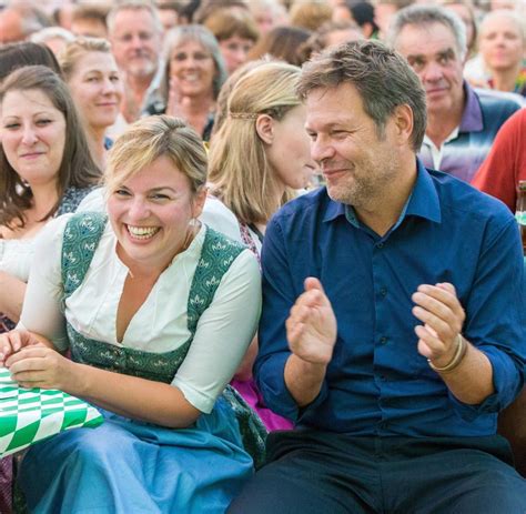 Seine vier erwachsenen söhne studierten im nachbarland, hätten dänische freundinnen und sprächen miteinander. Die grunen spitzenkandidat. Grünen-Spitzenkandidat ...