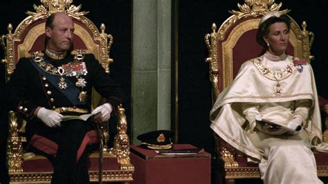 Bildet til venstre er tatt i 1970, mens bildet til høyre er tatt i 2010. FOTO: JON HAUGE Kong Harald og dronning Sonja hentet ...
