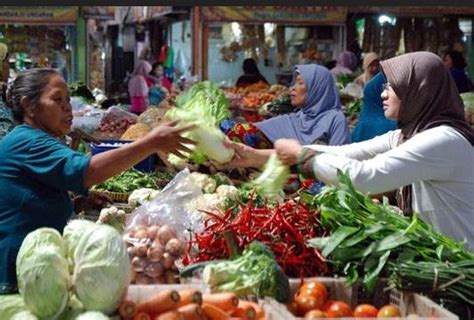 Skala ekonomi adalah fenomena turunnya biaya produksi perunit (average cost) yang terjadi bersamaan dengan meningkatnya jumlah produksi skala ekonomi merupakan konsep lama serta merujuk pada pengurangan biaya per unit pada saat ukuran fasilitas dan tingkat pemakaian input. Sistem Ekonomi Tradisional : Pengertian, Ciri, Contoh ...