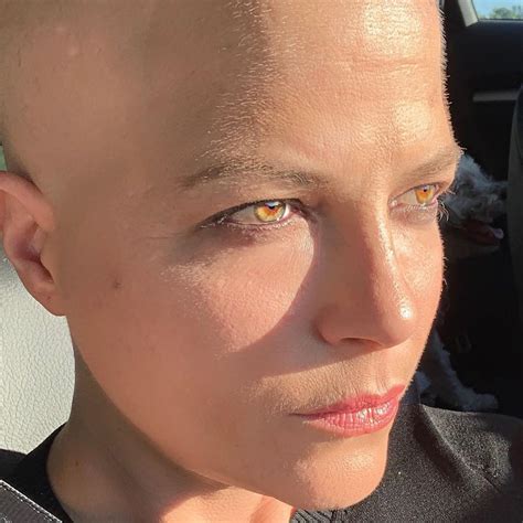 Selma blair's emotional instagram post revealed that she has been suffering for 15 years. Sem cabelos em função do tratamento para esclerose ...