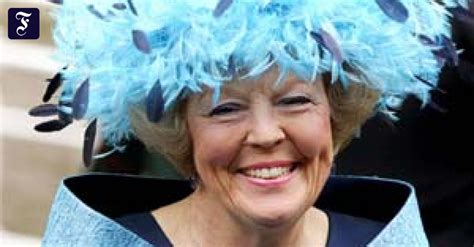 Das leben der queen ist geprägt von ereignissen, die insbesondere ihr land, aber auch die welt diese münze ist dem diamantenen thronjubiläum (2012) queen elizabeths ii gewidmet. 25. Thronjubiläum: Königin Beatrix: 25 Jahre lächeln ...