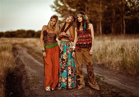 Le feste a tema in stile hippie anni '70 non passeranno mai di moda. Look anni '70 per festa a tema | DireDonna