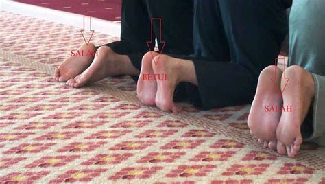 Biasanya hal ini terlihat ketika melakukan sujud yang kedua dimana ujung kaki tidak menyentuh tanah. Info Solat : Kesilapan meletak jari kaki ketika sujud ...