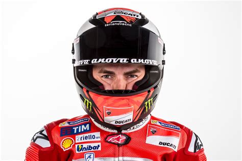 El piloto español, tres veces campeón de motogp, no ha recibido (aunque la espera) ninguna oferta de renovación de ducati, que el viernes anunció la actualización del contrato del subcampeón del mundo, dovizioso. Ducati GP17 & Jorge Lorenzo Exposed: Photos & MotoGP Team ...