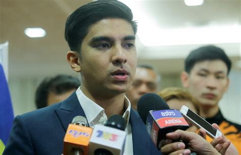 Ia merupakan menteri belia dan sukan alias menteri pemuda dan olahraga malaysia yang mana usianya masih sangat belia yakni 25 tahun. 'Josiah Ng bukan pengkhianat' | Harian Metro