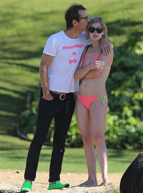 Many famous men have dated rosamund pike, and this list will give you more details about these lucky dudes. Rosamund Pike, 35, shows off sculpted abs as she hits the ...