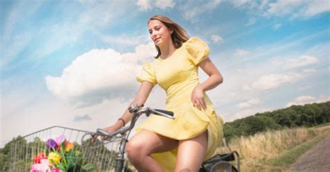 Photos de femmes sans culotte en public. VIDÉO. Faire du vélo en jupe sans montrer sa culotte, c'est maintenant possible grâce à des ...