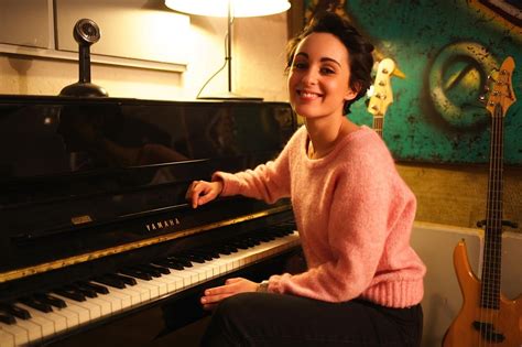 Engagée pour la cause féminine, elle se fait d'abord connaitre au travers de ses. Mais qui est la chanteuse de Heidi ? Interview exclusive ...