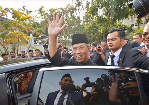 3 видео обновлен 16 мая 2018 г. Muhyiddin sworn in as Malaysia's PM; Mahathir calls for ...