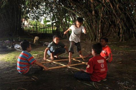 Permainan tradisional, gobak sodor, petak umpet, mercon bambu, engklek, dll, beserta dengan gambar, penjelasan, dan cara bermain. Bagaimana cara bermain permainan tradisional Rangku Alu ...