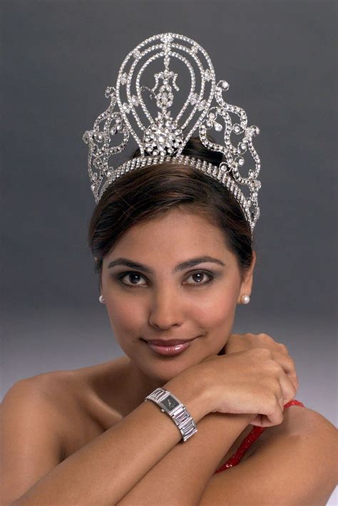 While lara, born to a punjabi father, retired wing commander l.k. LARA DUTTA MISS UNIVERSE 2000 | Beleza de mulher, Tiaras