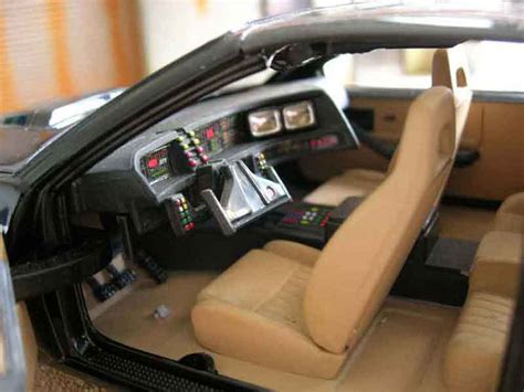 Pas n'importe laquelle puisqu'il s'agit de kitt, la voiture conduite par david hasselhoff dans la série télé k2000. Miniature Pontiac Knight Rider K2000 1/18 Ertl - Voiture ...