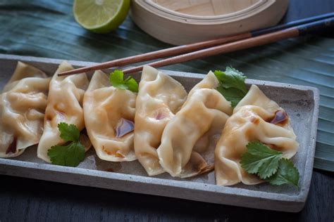 Gyoza are juicy on the inside and crispy on the outside. Gyoza mit einer Garnelenfüllung | Rezepte, Einfache ...