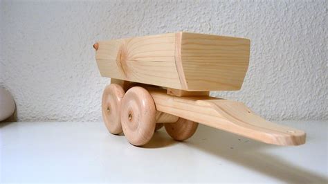 Wir zeigen ihnen, wie sie holzspielzeug selber machen. Der Anhänger zum Traktor Bauanleitung zum selber bauen ...