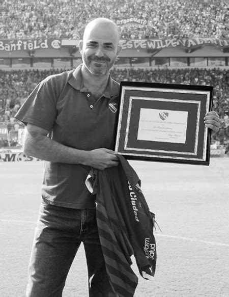 De buenos aires, y que es licenciado en historia en la universidad de luján. Sacheri: "En un cuento de fútbol, el resultado no importa ...