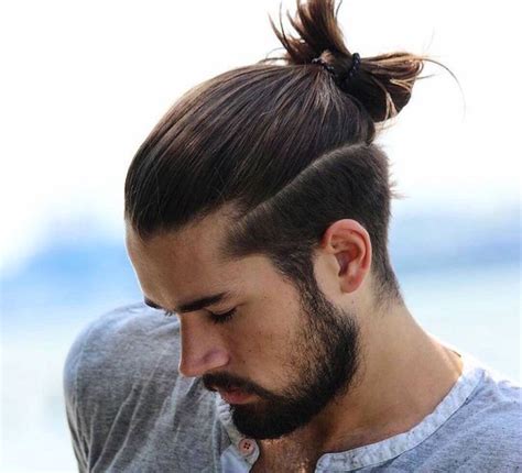 La première coupe de cheveux pour homme est un dégradé avec du volume sur le haut. coupe de cheveux homme long et rase - Coupe pour homme