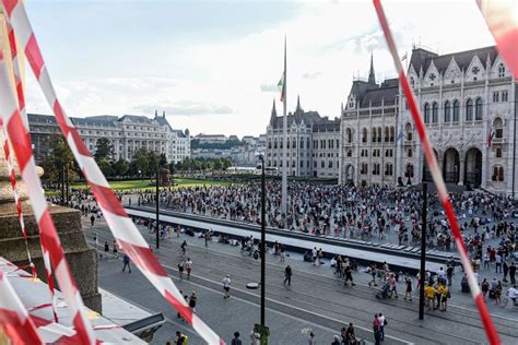 Este 18 óra körül értem az urániához. Tüntetés az SZFE-ért: az egyetem épületétől a Parlamentig ...