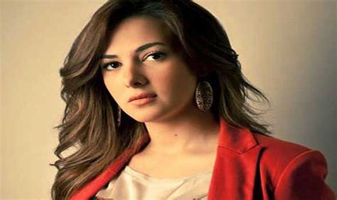 نشرت الفنانة إيمى سمير غانم تعليقا عبر حسابها على موقع التواصل الاجتماعى انستجرام تطلب فيه الدعاء والدها الفنان سمير غانم الذى تعرض للإصابة بفيروس كورونا المستجد. دنيا سمير غانم تحتفل بوصول متابعيها على إنستجرام إلى "2 ...