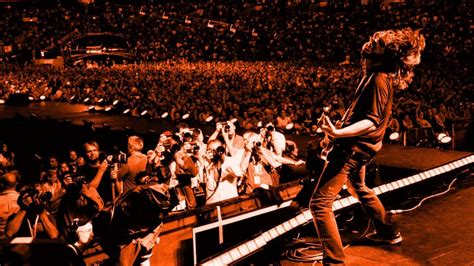 Eventually, the airmen named the lights: I Foo Fighters eseguono dal vivo l'inedito "Dirty Water ...