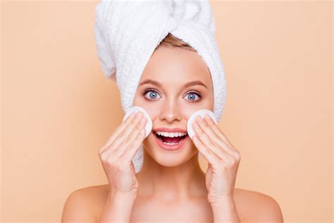 Tidak itu saja, terdapat kandungan 5% glycolic acid untuk membantu menyegarkan kulit dan membersihkannya hingga kedalam. 15 Produk Toner Untuk Kulit Berminyak Terbaik Di Tahun 2021