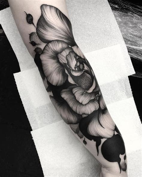 The flowerets are engraved on the affable womanish half sleeve. Here's a rose. By me. If i wasn't completely irrelevant ...