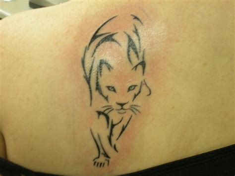 Nejčastěji tetování kočky reprezentuje štěstí, tajemství, tichou inteligenci a milost. Výzmam Tetování Kočky - Tetování kočky může být dobrým talismanem pro nepřízeň. - Yunaidi Wallpaper