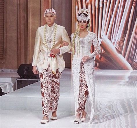 Pakaian adat jawa barat model kebaya ini selalu memberikan nuansa yang lebih, bagi orang jawa barat menggunakan kebaya adalah wajib, karena kebaya ini identik dengan busana jawa kuno yang mana ketika kita melihat film zaman dulu, seperti film sang pencerah atau yang kiyai. 10 Pakaian Adat Jawa Barat : Penjelasan, Keunikan dan ...