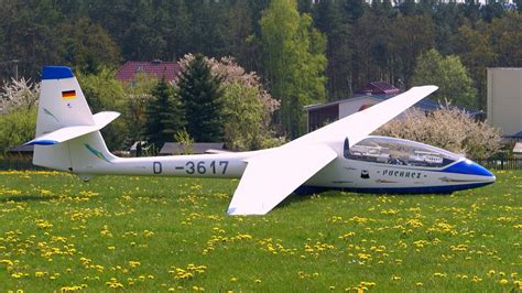 Moderne segelflugzeuge sind aerodynamisch hoch entwickelte sportgeräte. Zeitachse - Flugzeug-bild.de