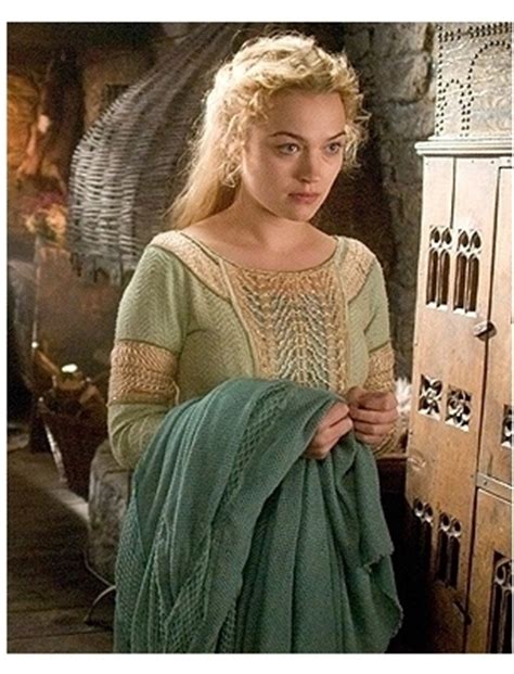 Após se recuperar ele retorna à sua terra, sem saber que seu amor é a filha de donnchadh (david o'hara), o rei da irlanda e também seu principal inimigo. Tristan & Isolde Movie Stills