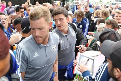 Links til cheltenham town imod manchester city video højdepunkter er samlet i media fanen for de mest populære kampe, så snart videoerne forefindes på hostingsider som f.eks. RECAP: Man City and Man United target Harry Maguire starts as Leicester City hit back from goal ...