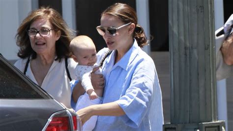 The actress, 36, put her family first when she enjoyed a cosy coffee with her husband benjamin millepied and their daughter amalia in silverlake on sunday. Zum ersten Mal: Natalie Portman zeigt Gesicht ihres Babys ...