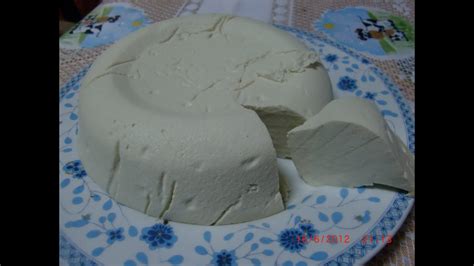 El tofu es un alimento preparado coagulando la leche de soya y luego presionando las cuajadas resultantes en bloques blancos sólidos de suavidad variable. CÓMO PREPARAR TOFU EN CASA - YouTube
