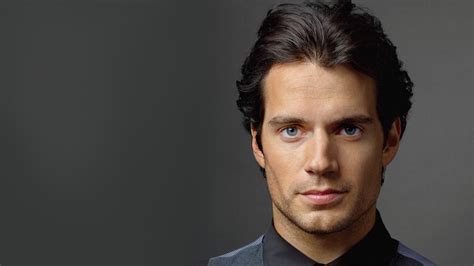 Is that a new haircut? Zahraje si Zaklínače Henry Cavill známý jako Superman ...