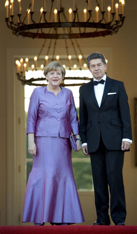 Stoisch und mit vagem blick in die zukunft geht die kanzlerin aus dieser runde. Así es el inescrutable y reservado marido de Angela Merkel