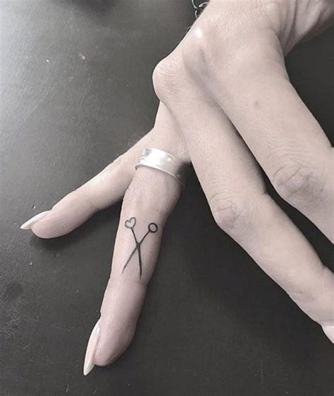 Uno dei migliori tatuaggio per mostrare il vostro amore per la tua mamma. 12 piccoli tatuaggi discreti per le dita