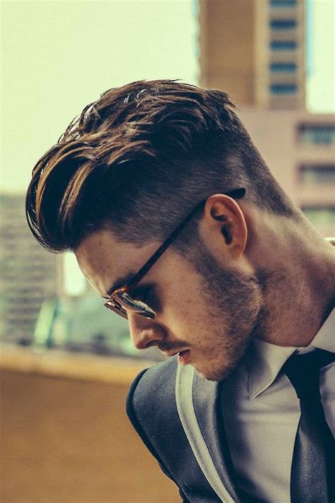 Kali ini 99.co indonesia akan menghadirkan 20 gaya rambut pria terbaik tahun ini. Model Gaya Rambut Pria Undercut 2015 Terbaik