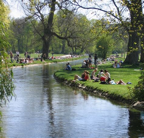 Nacktradeln oder nacktwandern an der isar. Schwabinger Bach