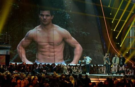 Mtv movie & tv awards 2019. Taylor Lautner accepts the prize for Best Shirtless ...