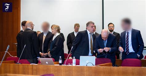 Richter prüfen urteil des landgerichts bonn, das zwei aktienhändler wegen steuerhinterziehung und beihilfe mit bewährungsstrafen belegt und vom. Cum-Ex-Prozess: Abrechnung eines Kronzeugen