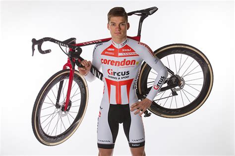 Devos pakte het heel professioneel, maar ook heel menselijk aan. Supportersclub David en Mathieu van der Poel - CORENDON ...