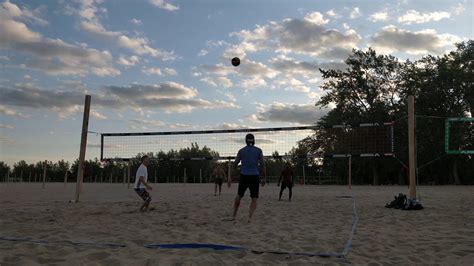 It is the most crowded, and unlike other toronto beaches, there is litter on the sand. Woodbine Beach Volleyball September 24, 2019 (2) - YouTube