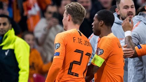 Wijnaldum and frenkie de jong give example of black and white harmony the two netherlands holland midfielder gini wijnaldum hits out at football racism in celebration with frenkie de jong hello ! VIDEO: Anti-Rassismus-Geste von Wijnaldum und de Jong ...