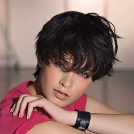 Une femme avec un visage carré sera superbe avec quelles autres coupes de cheveux pour mon visage carré ? Coupe courte pour visage long