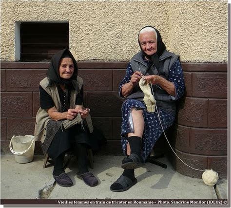 Femme en gros plan appliquant une crème hydratante à la main sur une peau lisse et parfaite de paumes. Pourquoi aimer les Balkans?: écouter, s'imprégner, se perdre