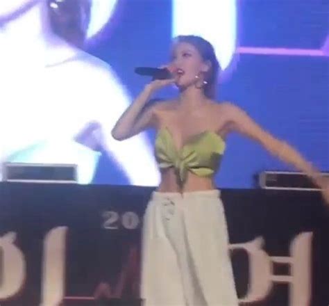 Hyuna's official facebook page / 현아 공식 페이스북. 현아, 축제 공연 '브라탑 노출사고…의연한 대처' | 텐아시아