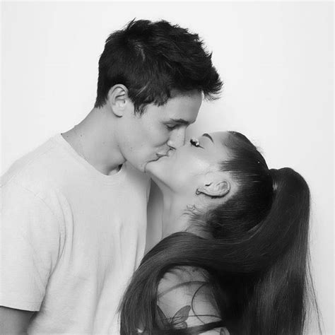 La intérprete de 'into you', 'love me harder', ¡34+35' y '7 rings' contrajo matrimonio este fin de semana con su prometido dalton gomez. ¡Se casa Ariana Grande! - Venus Media