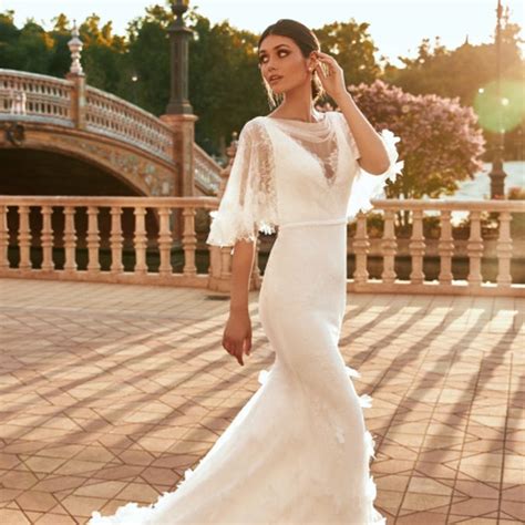 La sposa che sceglie un abito armani da indossare al proprio matrimonio è una sposa che fa una scelta di stile.armani, uno dei brand di abiti da sposa più chic in circolazione, ha presentato il suo catalogo per il 2012.si tratta di una collezione di abiti davvero da sogno, creazioni principesche e veramente glamour.si va… 1 di 40 abito con punti luce armani privè. Abiti Da Sposa Armani Sito Ufficiale : Outlet A Milano ...