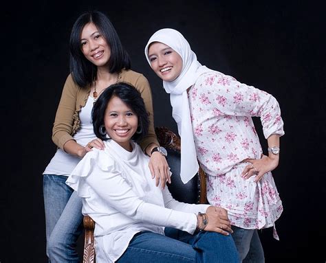 Jumat, 4 desember 2020 15:14. Foto Studio Tiga Sahabat di Mari Pro - Cerita Novi