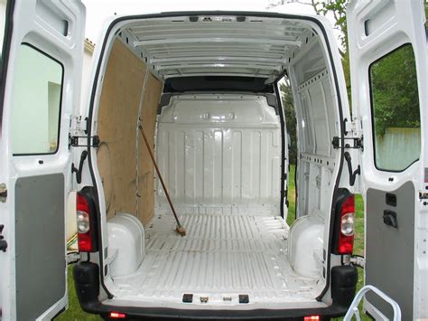 Le lit dînette est un couchage que l'on retrouve très souvent dans les vans et camions aménagés. Camping car dans un fourgon: La préparation du fourgon