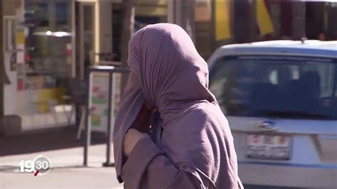 Pour une suisse libre et sûre. L'initiative anti-burqa serait acceptée le 7 mars, selon ...